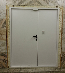 Белая огнеупорная дверь 3-го типа пожароустойчивости